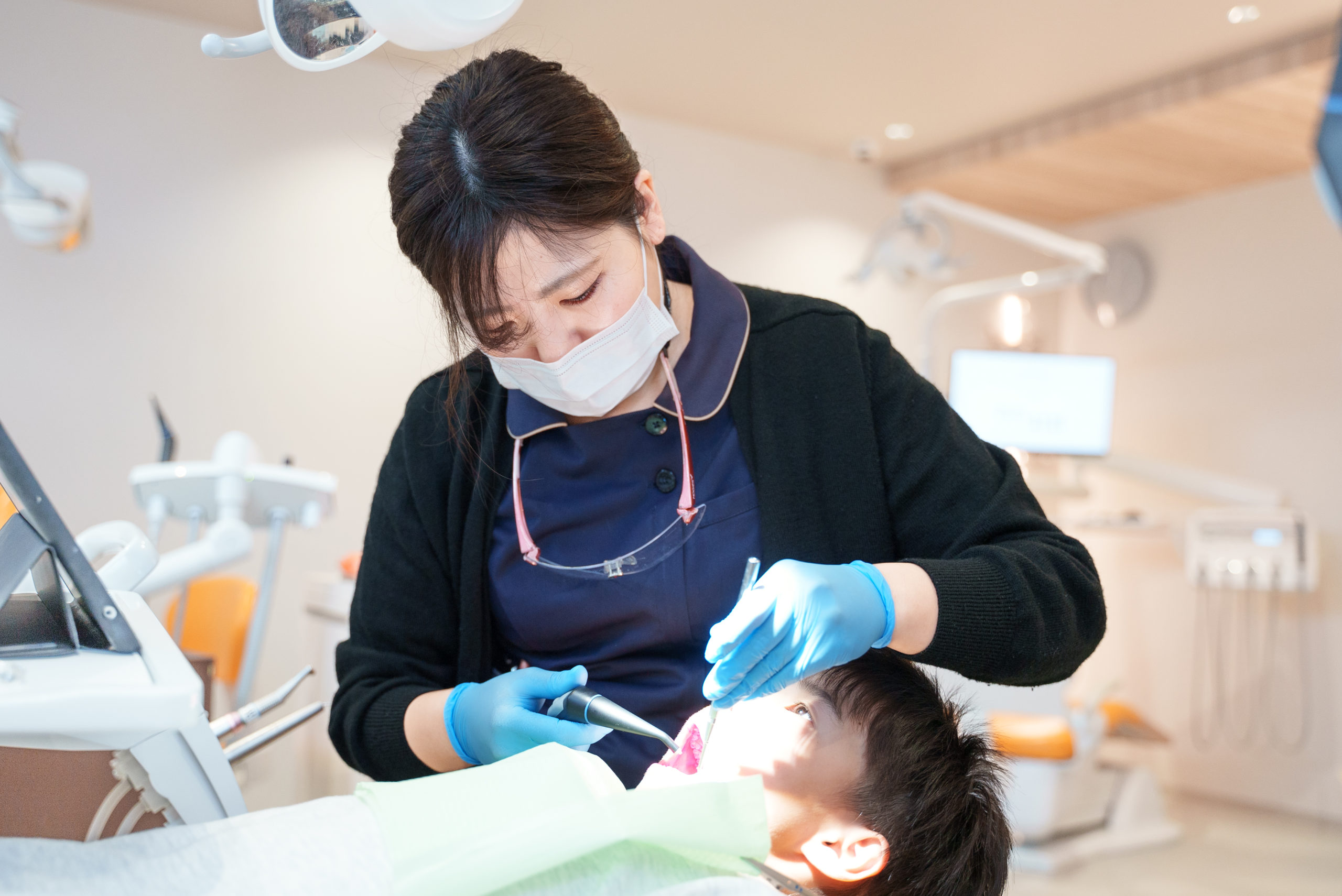歯科医院で検査を受ける様子